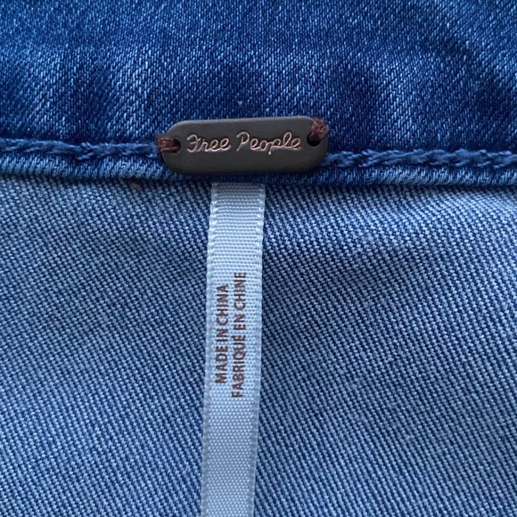 FREE PEOPLE • Denim Skirt with Tortoise Buttons, Medium Wash, size 6 - Picture 10 of 15